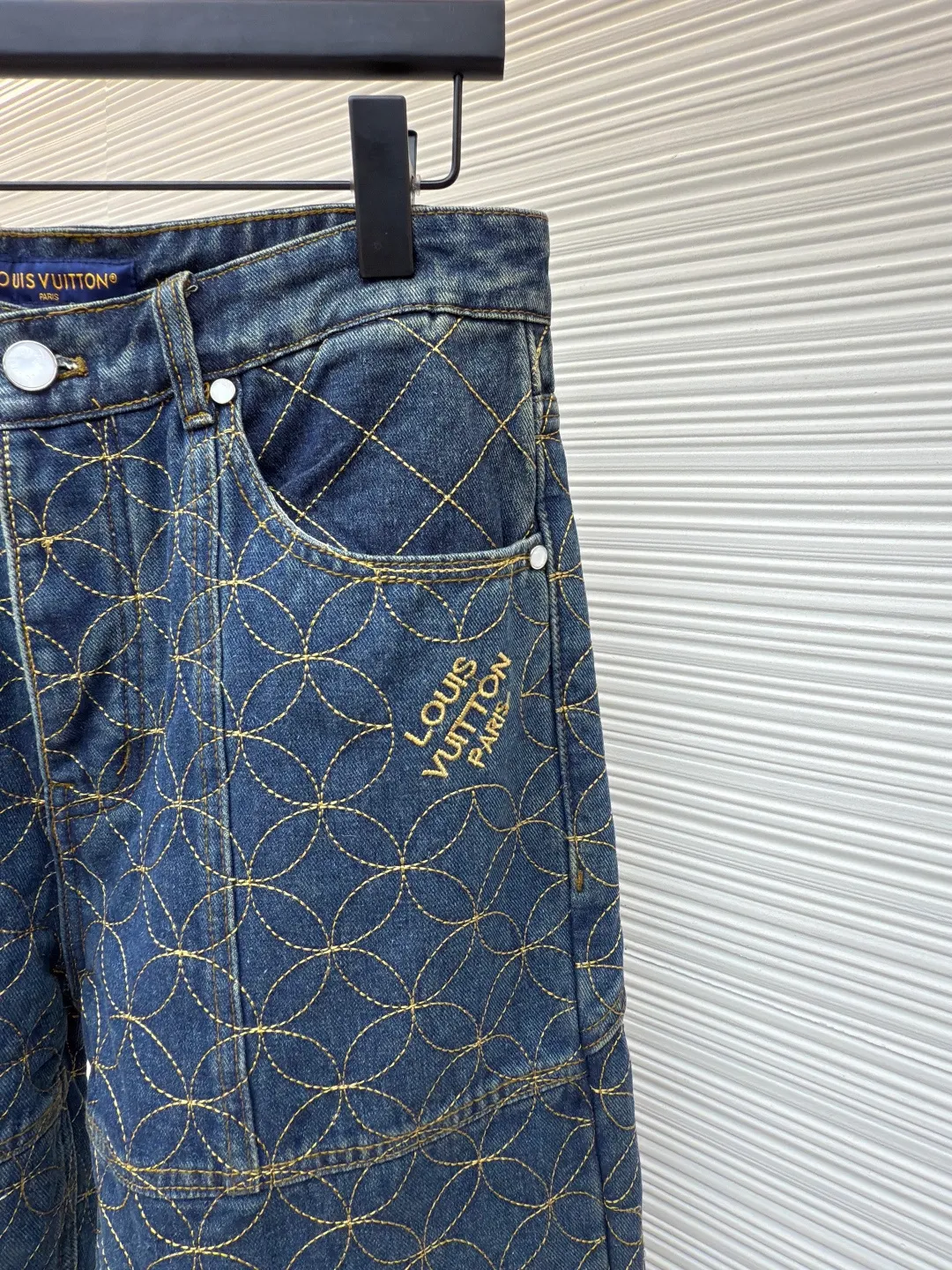 LOUIS VUITTON nigo boot line embroidered denim shorts ●Authentic product: Purchased and developed by 18073 ●Item number: 1680651-A85 ●Fabric: denim fabric ●Technology: jacquard embroidery production ●Version: fitted version ●Weight: about 900 grams ●Size: S-M-L-XL ●Description: Using embroidery pattern stitching, the rice grain full-frame embroidery process is characterized by using fine embroidery techniques to evenly and densely embroider patterns or patterns similar to the size of rice grains on the entire embroidery to achieve full coverage, exquisite and delicate visual effects. During embroidery, the use of stitches and embroidery threads forms small units similar to rice grains. These units are closely arranged to form the overall pattern. The craftsmanship is quite complex, giving people an artistic visual enjoyment. The inner cover is pieced together, and the one that comes into contact with the skin is cotton. The process is cumbersome and synchronized with the original version. The flat nails and door sill buttons are clearly and delicately engraved, the environmentally friendly electroplating adopts a bronze opening and closing design, the back waist leather plate has an iron-moulded pattern with contrasting colors, and is made of genuine first-layer cowhide suede. A full set of new accessories are customized simultaneously, and the details are handled perfectly. The skateboard has a straight design, a loose cut, wide and stylish, focusing on the comfort and freedom of wearing the upper body. Compatible with the same series, exclusive product. The overall wiring is straight and delicate, the fabric is comfortable and soft, and the color is consistent without color difference. It can be matched with the same style to create a fashionable look and control various occasions. Customized accessories, complete with three standards, same style for men and women!